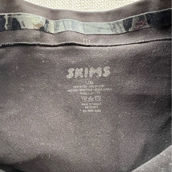 SKIMS Seamless Sculpt High Waist Brief - Picture 8 of 9